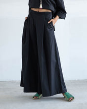Load image into Gallery viewer, Black Pleated Pants

