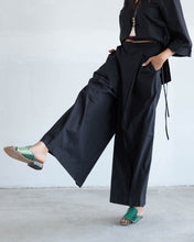 Load image into Gallery viewer, Black Pleated Pants
