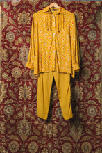 Load image into Gallery viewer, Mustard Bandhani + Solid Pants
